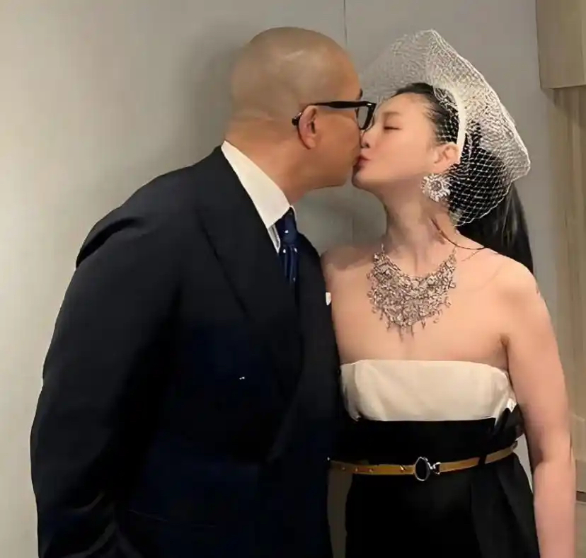 具俊晔近状曝光,皮肤被晒黝黑身材暴瘦,独自为大S守墓显孤独