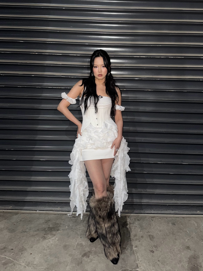 黄龄今日份营业写真，白裙配长筒靴真美啊