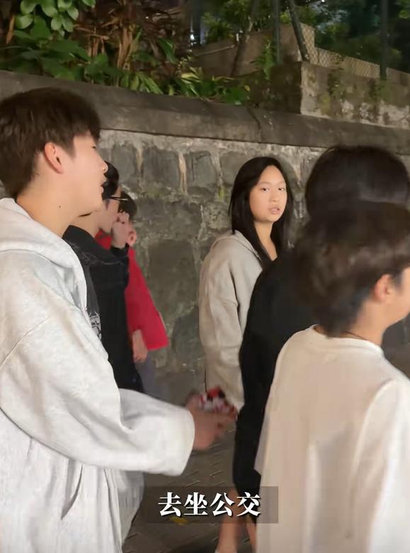 时隔10年，杨阳洋和轩轩香港聚会，相差2岁身高差距大但感情深