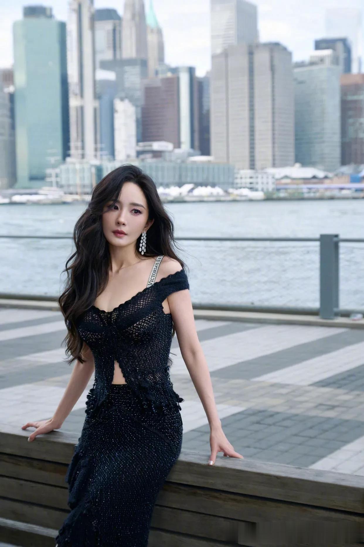 杨幂穿维密大秀好身材，S曲线绝了，网友直呼大饱眼福！