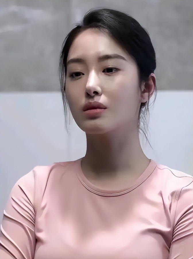 没了贵人撑腰，娱乐圈的看人下菜碟，在杨采钰身上展现得淋漓尽致