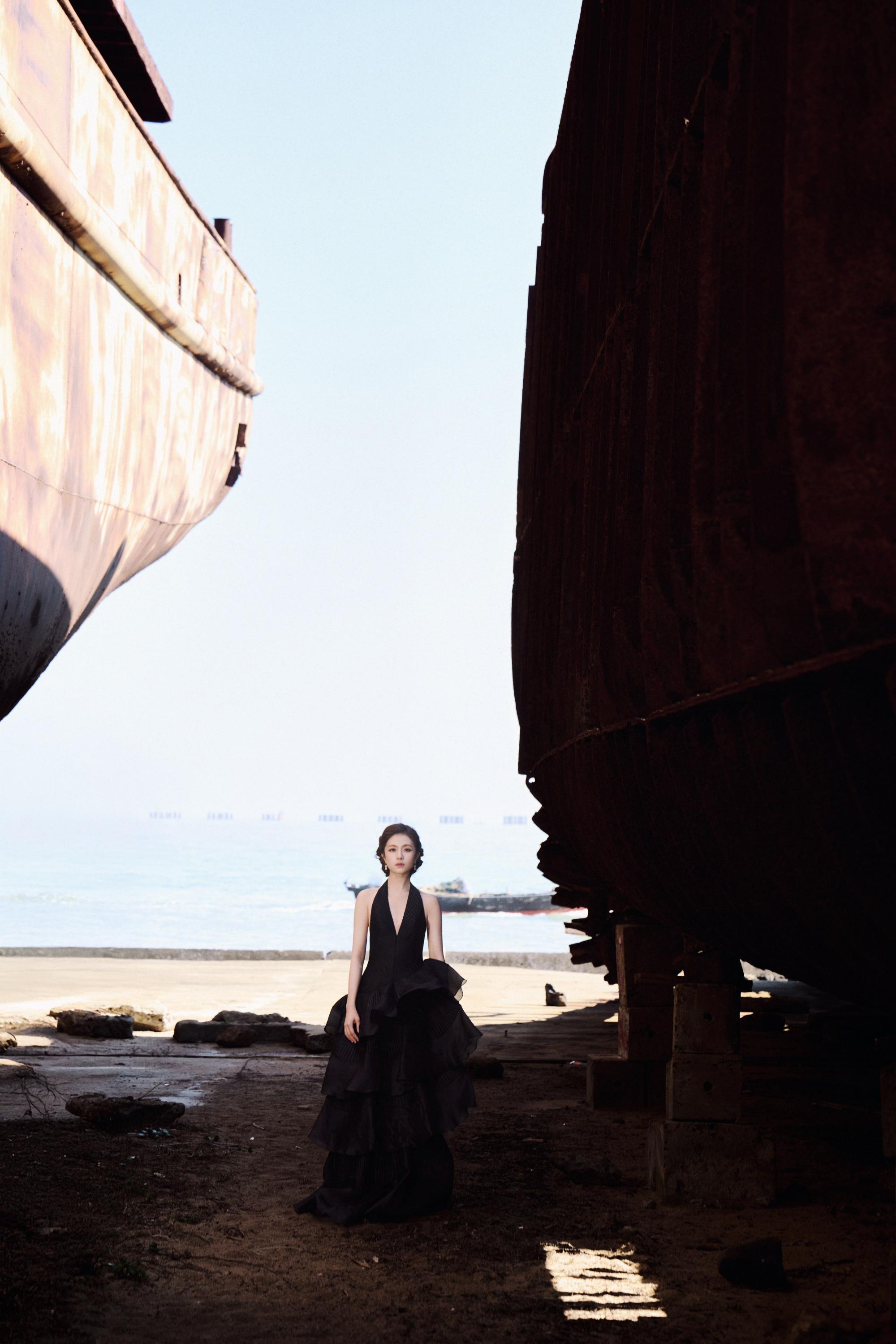 李兰迪纯黑深V挂颈连衣裙