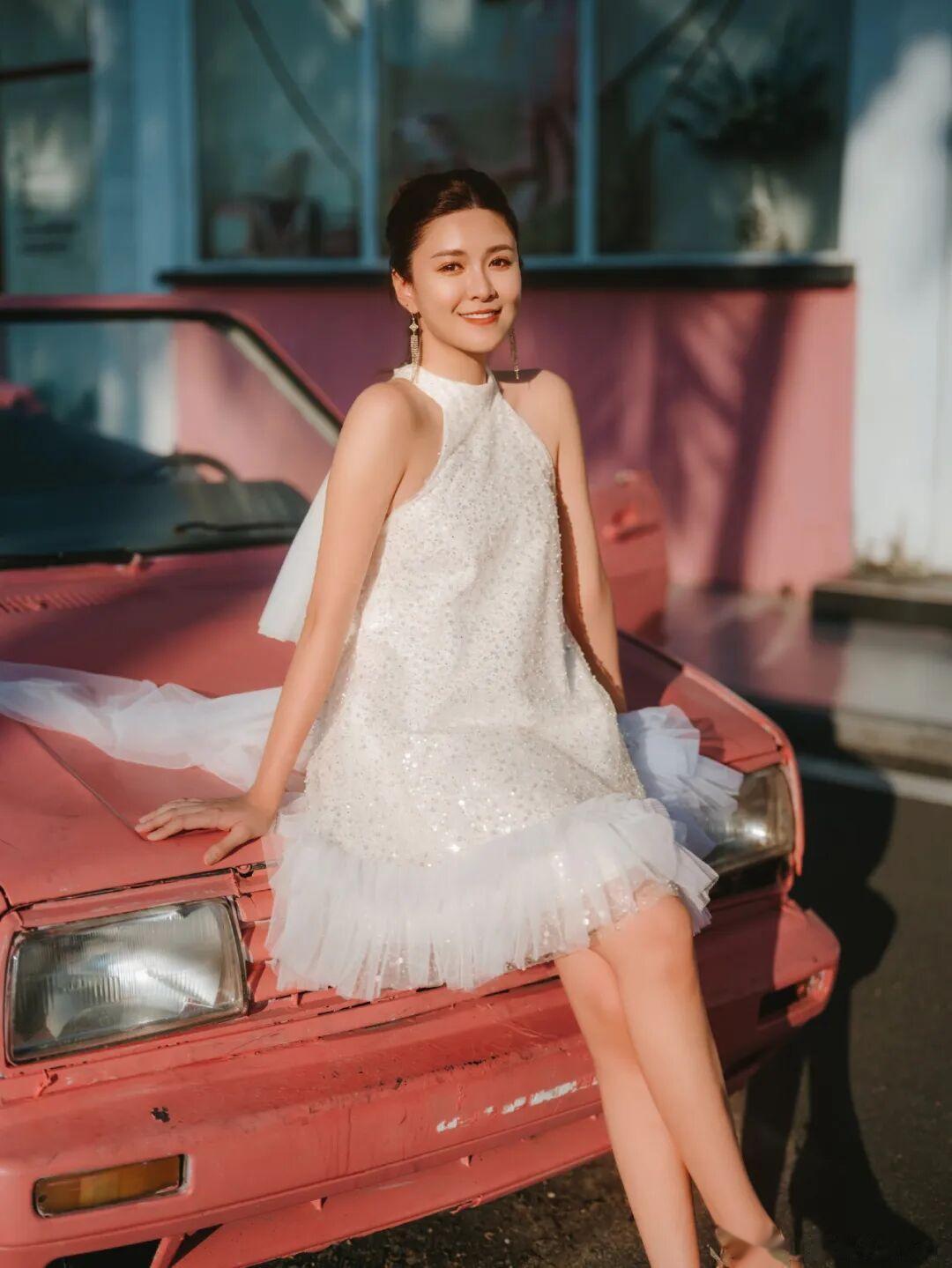 江嘉敏港风穿搭，白裙大长腿，优雅格调