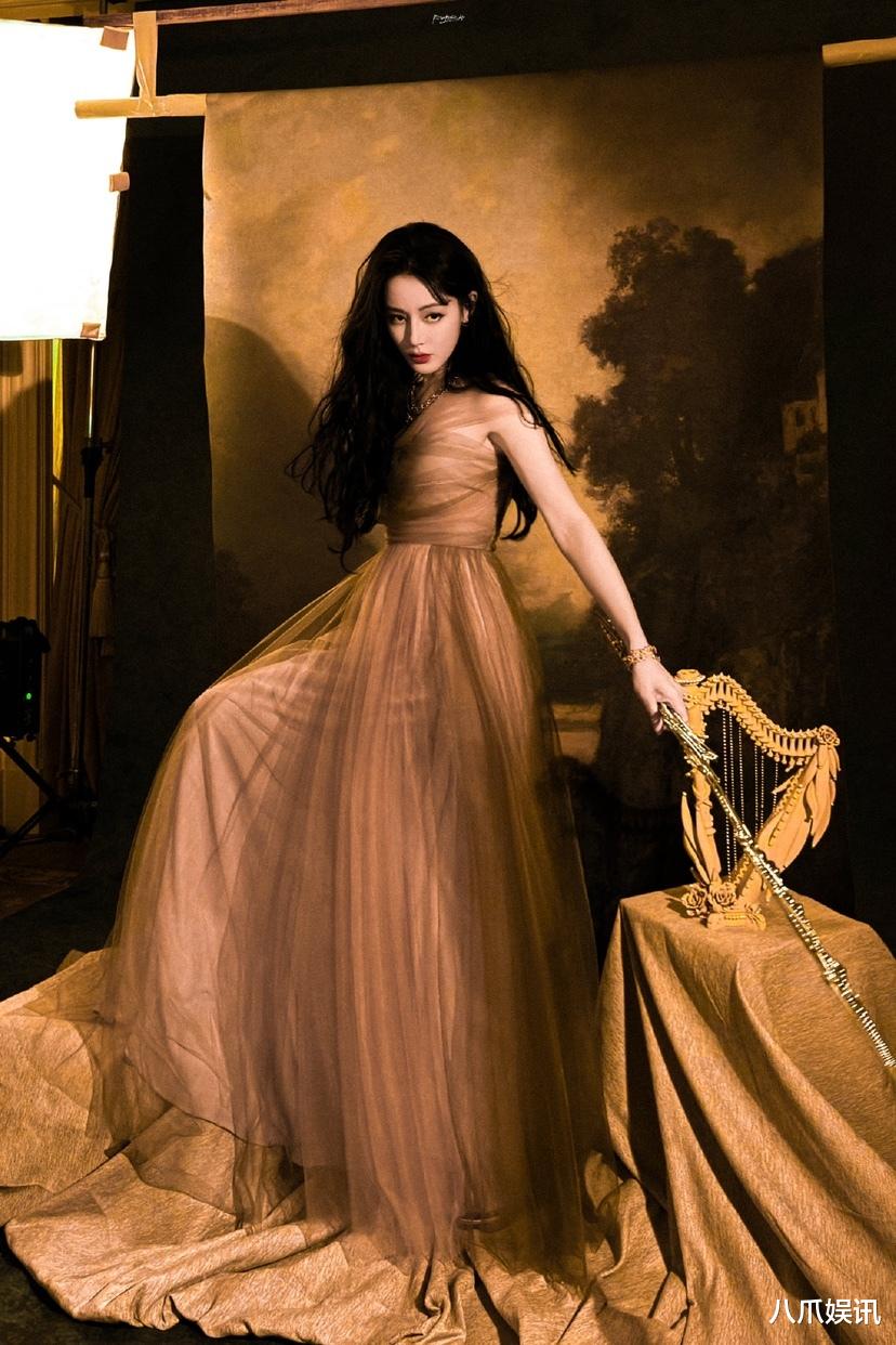 迪丽热巴深V开衩参加SKP迪奥活动，金纱裙加身美艳不可方物！