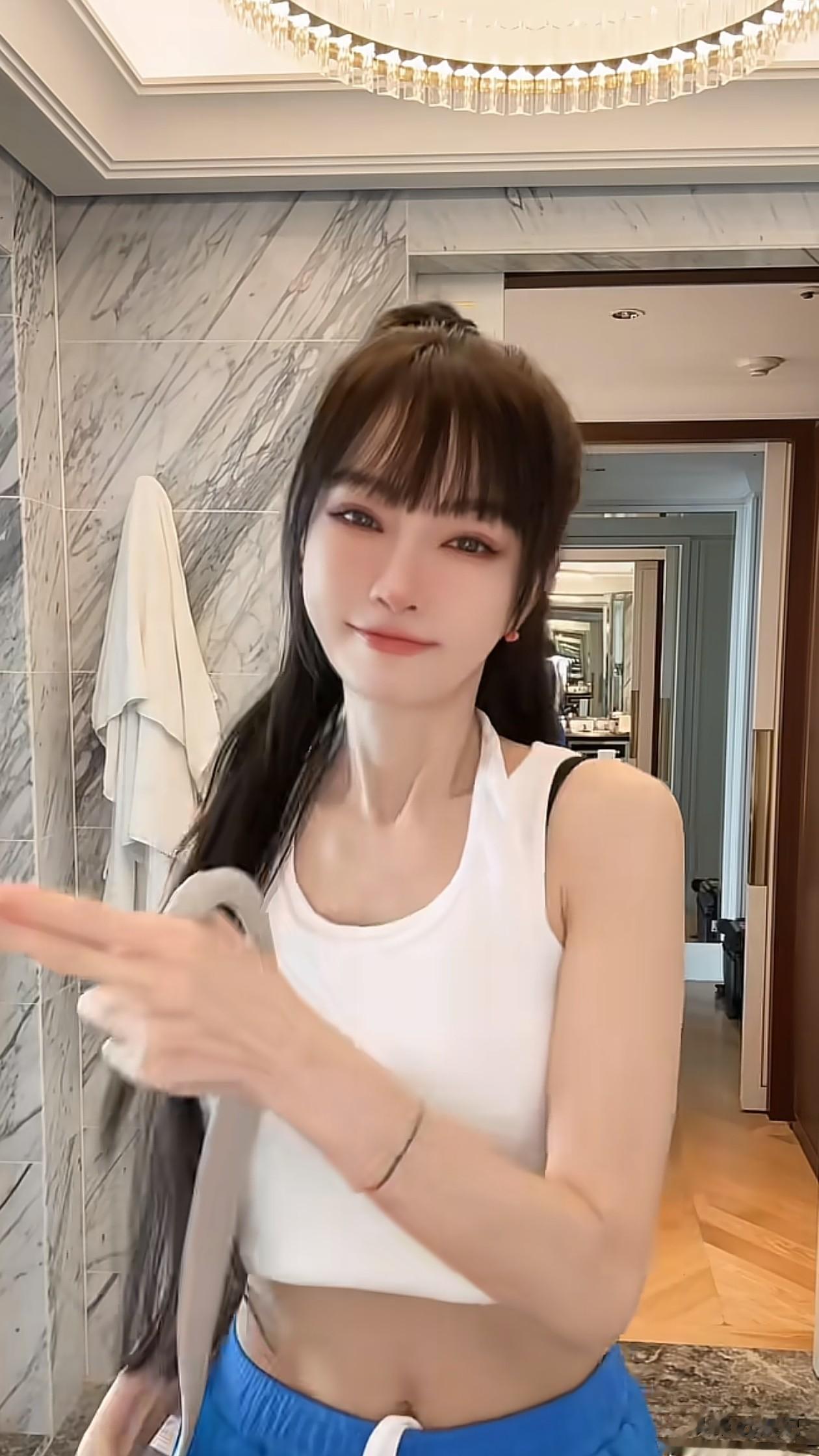 50岁谢金燕最新穿搭:露脐背心+蓝裤子,尽显细腰,头发又长又多