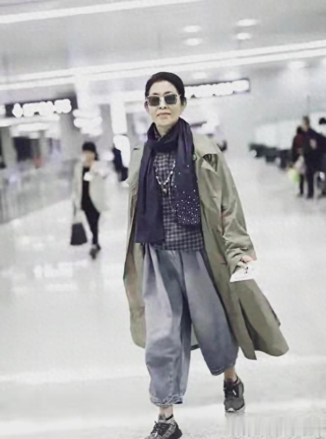 66岁倪萍状态开挂！简约穿搭穿出超强气场，网友：被奶奶帅到了！