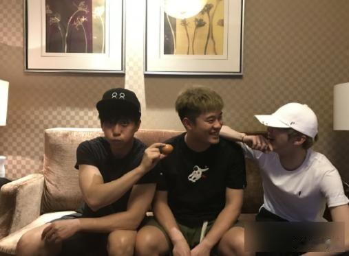 超赫鹿旧照刷屏，变没变引争议，粉丝吵翻天？