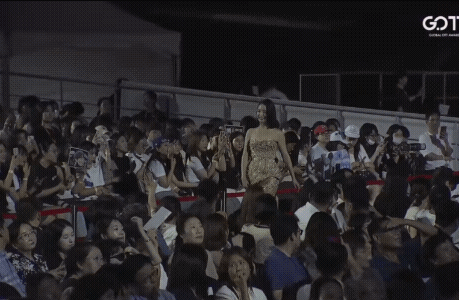 林依晨亮相釜山红毯，她穿鎏金裙腰身粗一圈，二胎产后还没恢复好