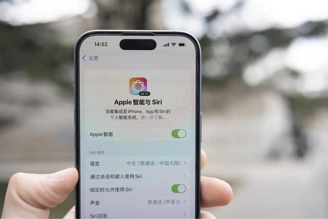 苹果 WWDC25 终极前瞻：打不过 AI，我还打不过「UI」吗？！
