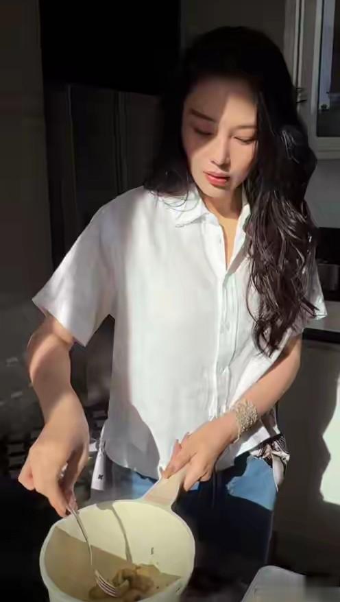 张馨予婚后生活太真实，在家连睡15小时，做饭时老公当专属摄影师