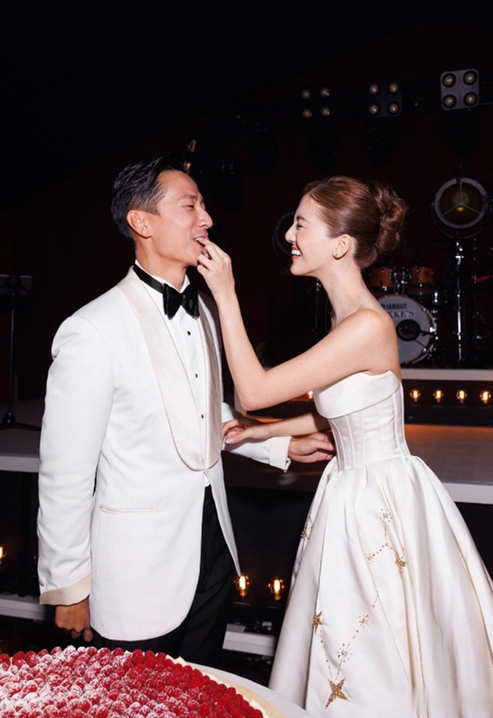 吴千语回施家老宅过年!写毛笔字讨施伯雄爷爷开心,施子清很精神