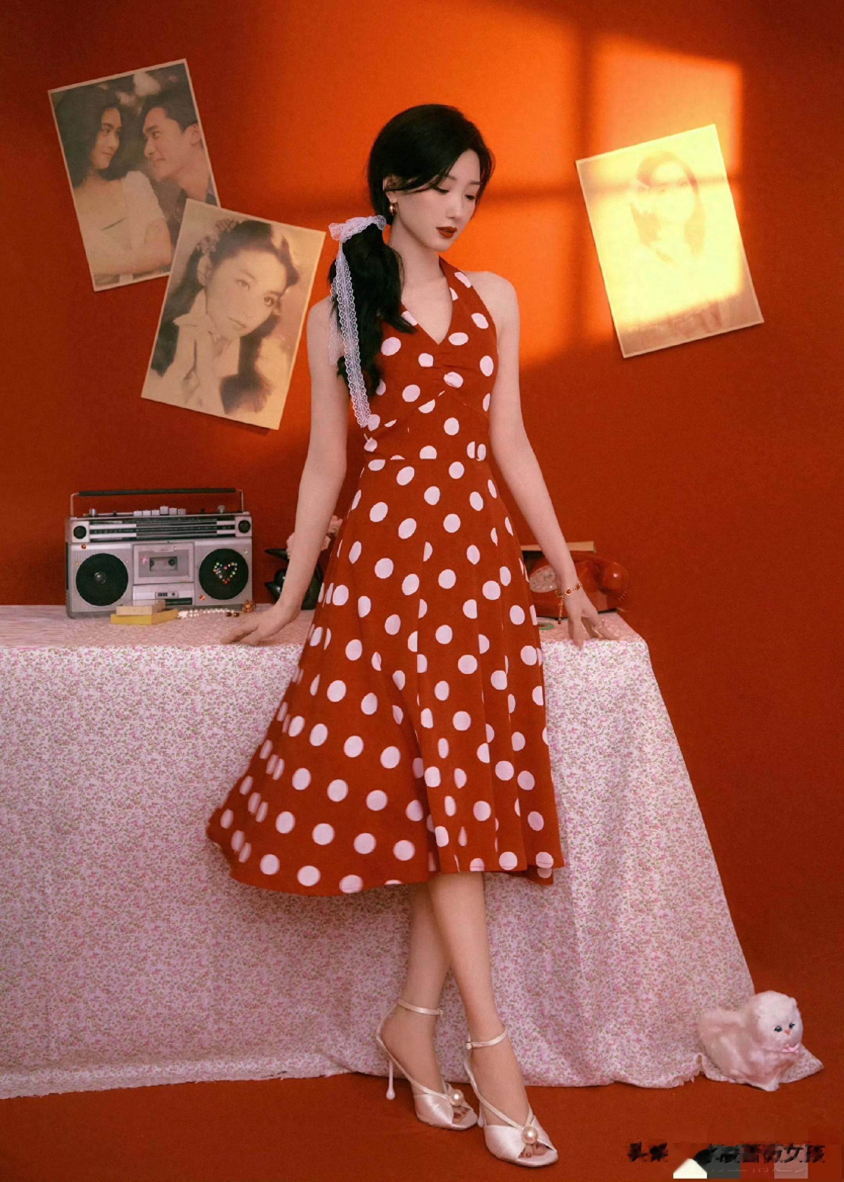 毛晓彤复古风大片释出，波点裙配美足超惊艳