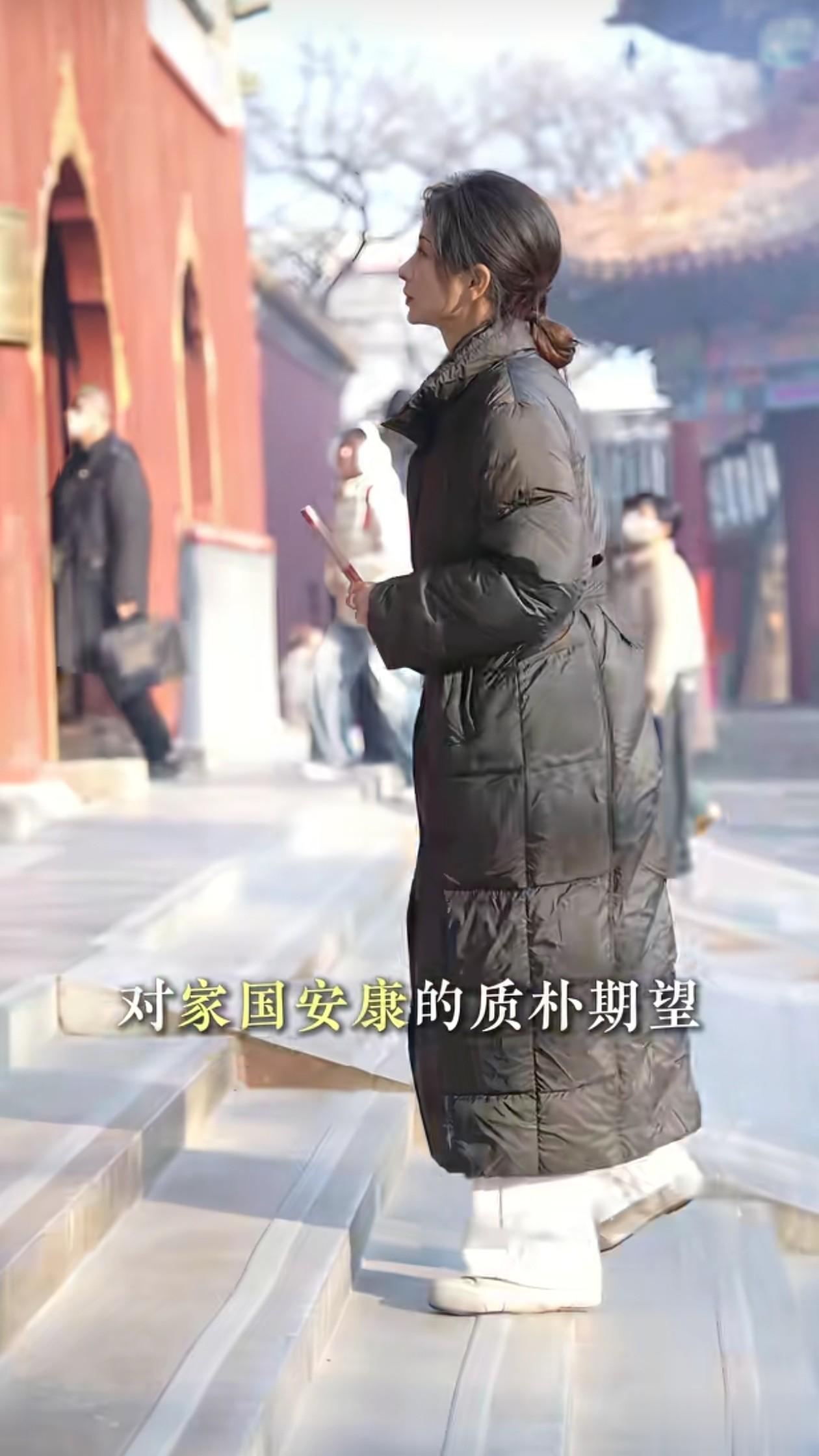 42岁斓曦冬日穿搭:羽绒服+阔腿裤,保暖高级,眉姐姐美得像28岁