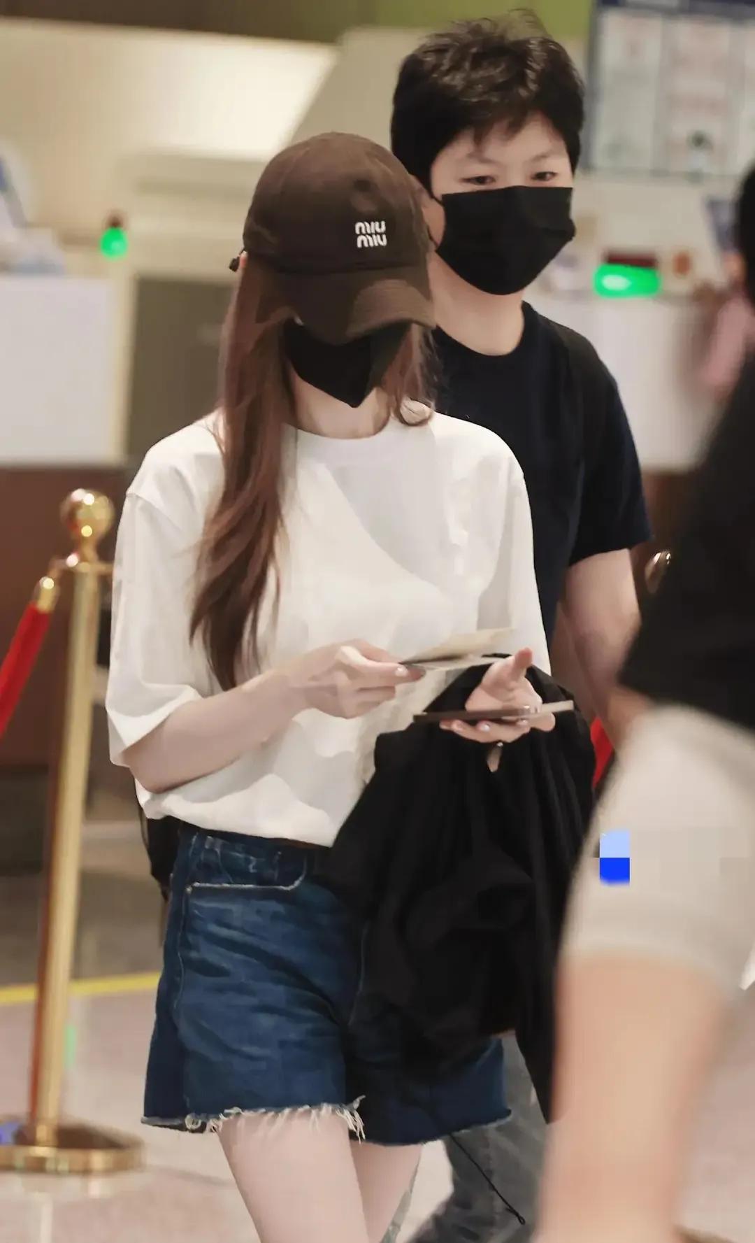 王心凌北京大兴机场出发，简约穿搭难掩风采