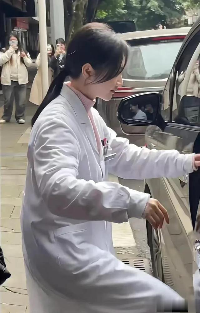 景甜36岁增肥近况曝光 穿白大褂拍戏被偶遇 路人镜头嫩如少女