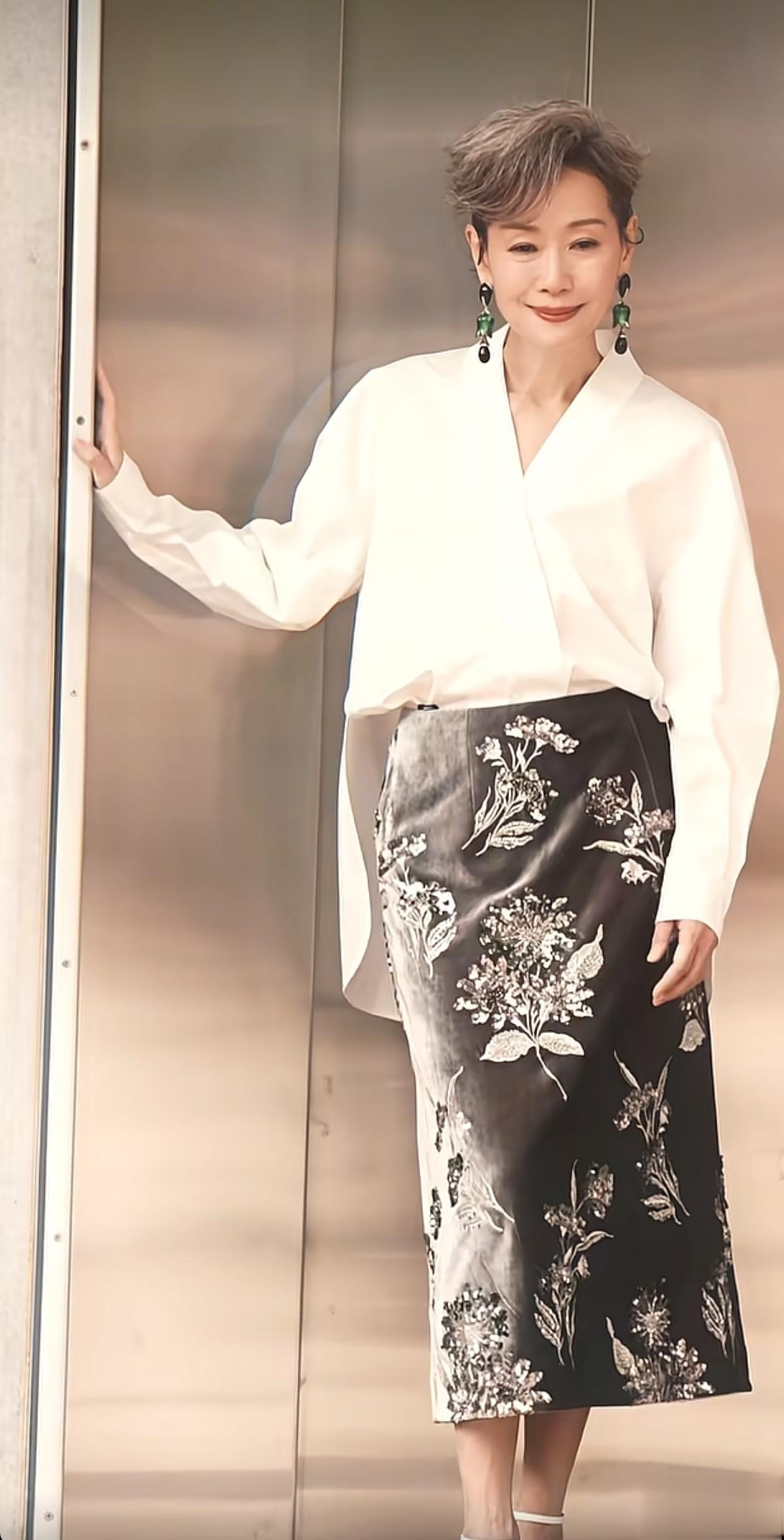 62岁叶童最新穿搭:白衬衫+半身裙,优雅又减龄,状态好得像42岁