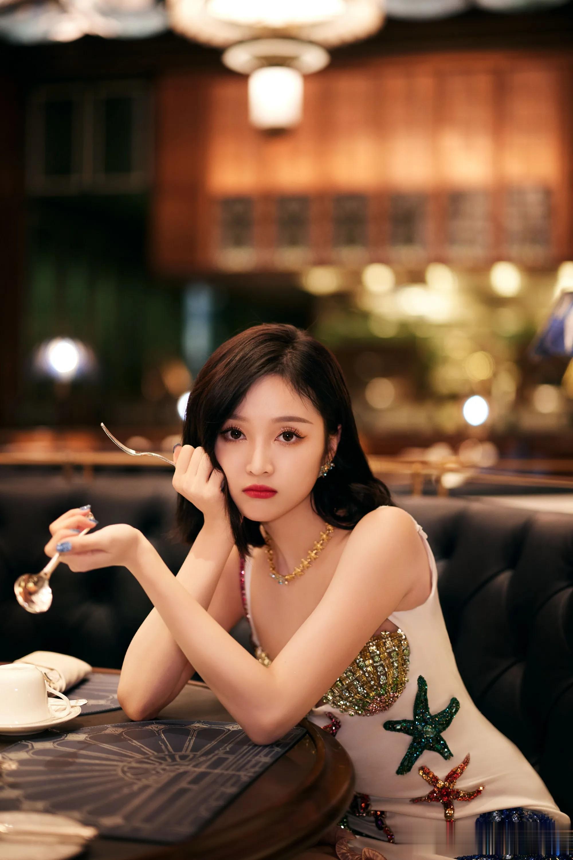 吴宣仪海星裙闪耀奢华场景，明艳灵动似画中仙