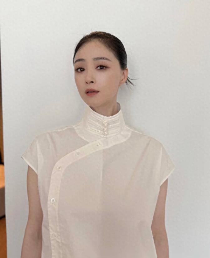 蒋欣近况曝光,脸凹又垂瘦成皮包骨,穿53块衬衫现身机场超惹眼