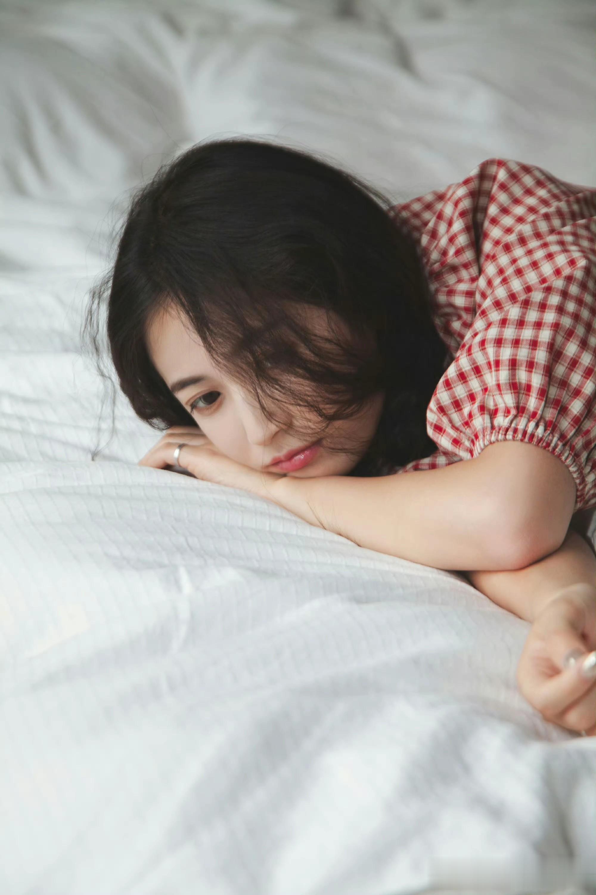 陈钰琪居家随拍超治愈，格子衫配麻花辫好温柔