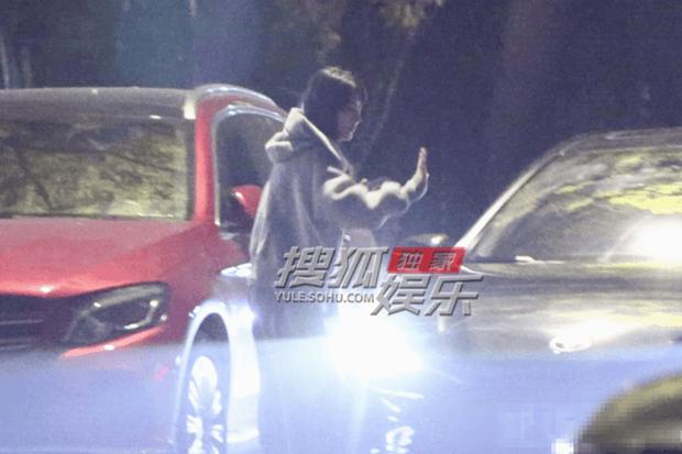 王晓晨与男性友人聚餐 贴心送友上车后自驾离开