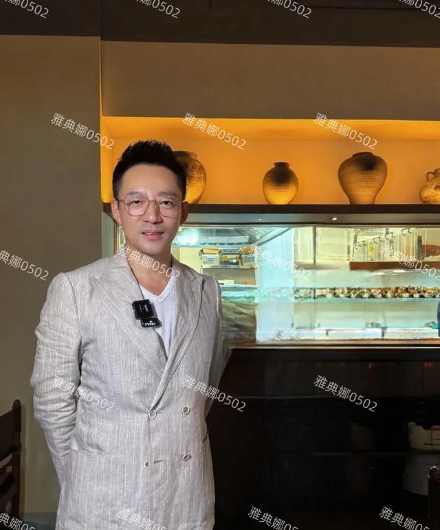 呼和浩特万象城偶遇汪小菲,一身浅色西装文质彬彬挺帅的人气很高