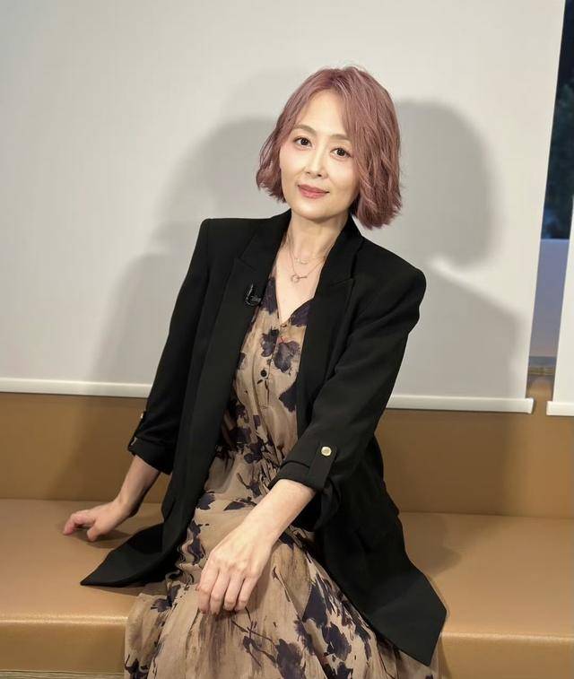 姐妹情深!“七魔女”组团为钟丽淇庆生,佘诗曼忙工作仍坚持到场