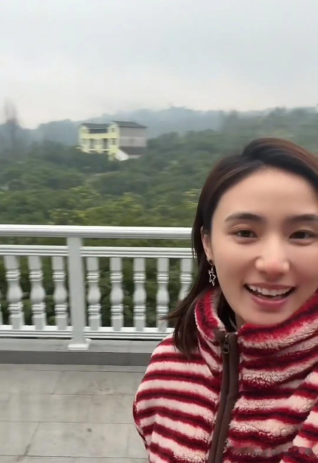 海哈金喜回川过年，山上别墅院子大到能跑步，这才是真底气