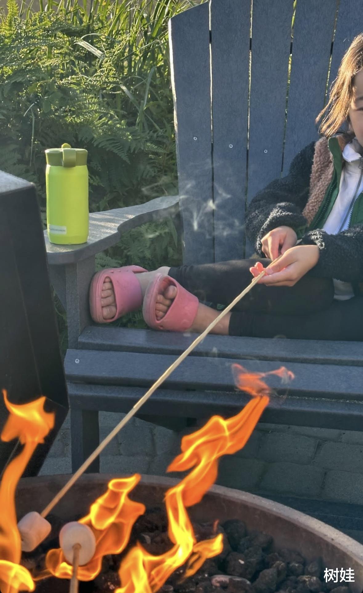 谢婷婷临盆前带6岁女儿出游，小7岁男友陪伴，三人在海边烧烤漫步