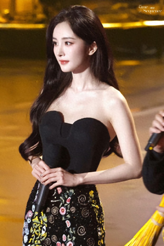 杨幂繁花刺绣裙美图赏析