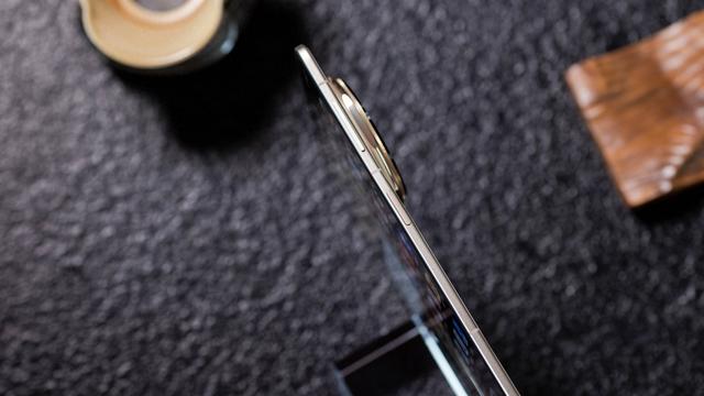 輕薄機身下的輕奢格調 榮耀Magic V5暖白色圖賞