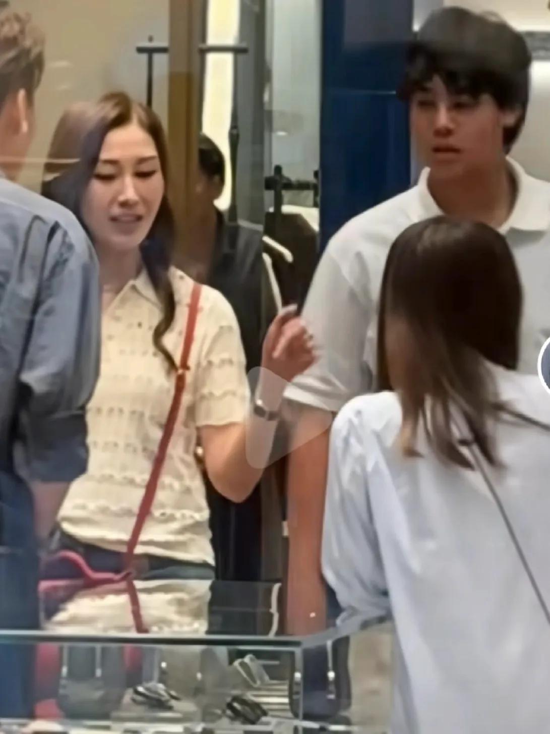 李嘉欣和儿子逛街被偶遇，14岁许建彤变帅气好多，越来越像妈妈了