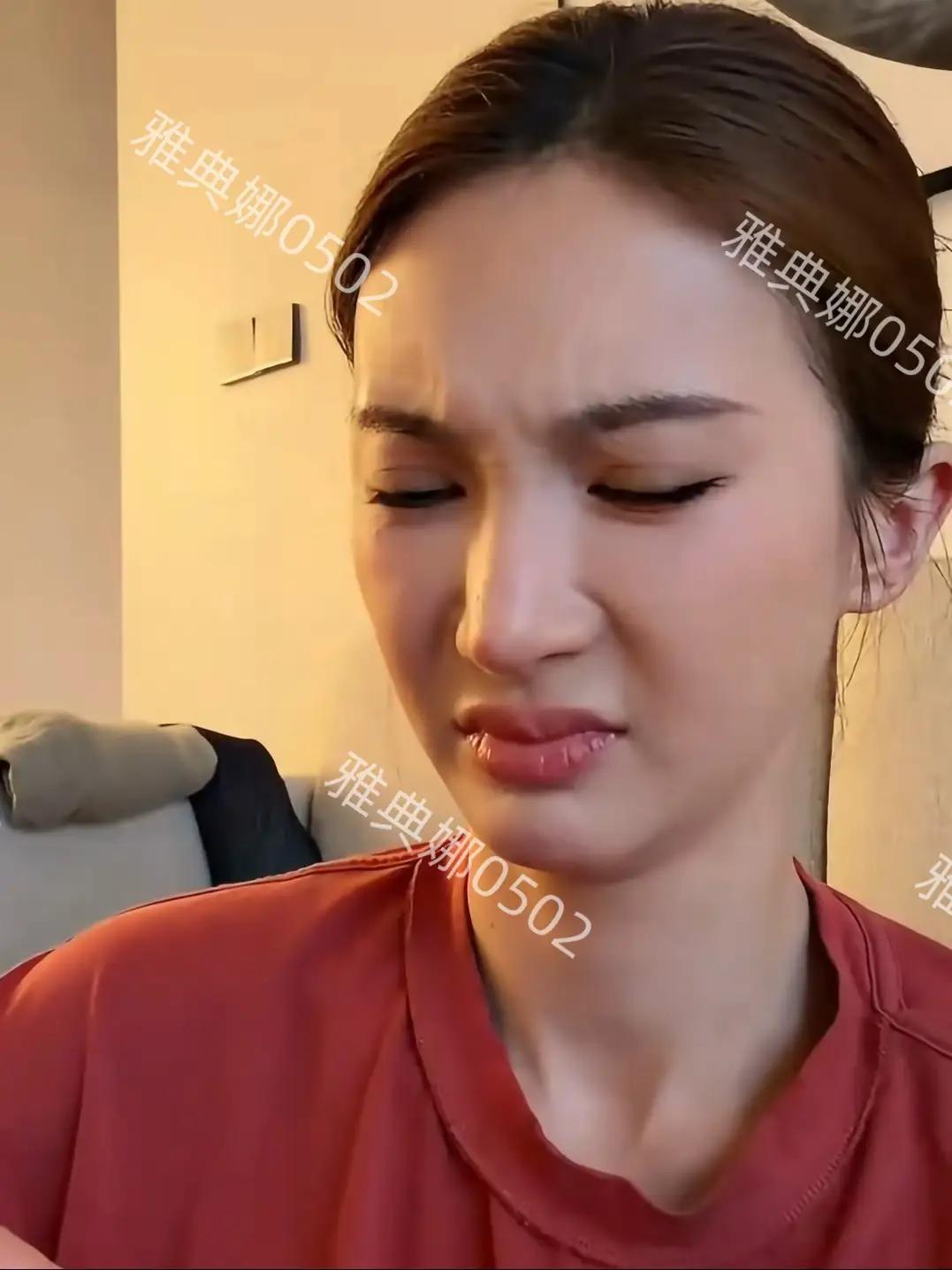 金晨很聪明每当网友质疑她又变样了，她就立吃货人设搞怪转移话题