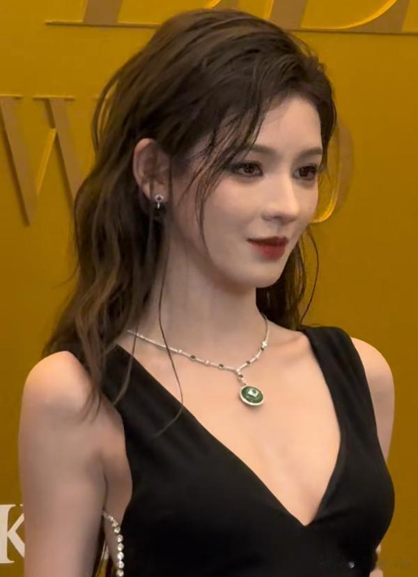 一点都不遮掩，眼纹明显，头有白发，46岁的她比72岁赵雅芝还真实