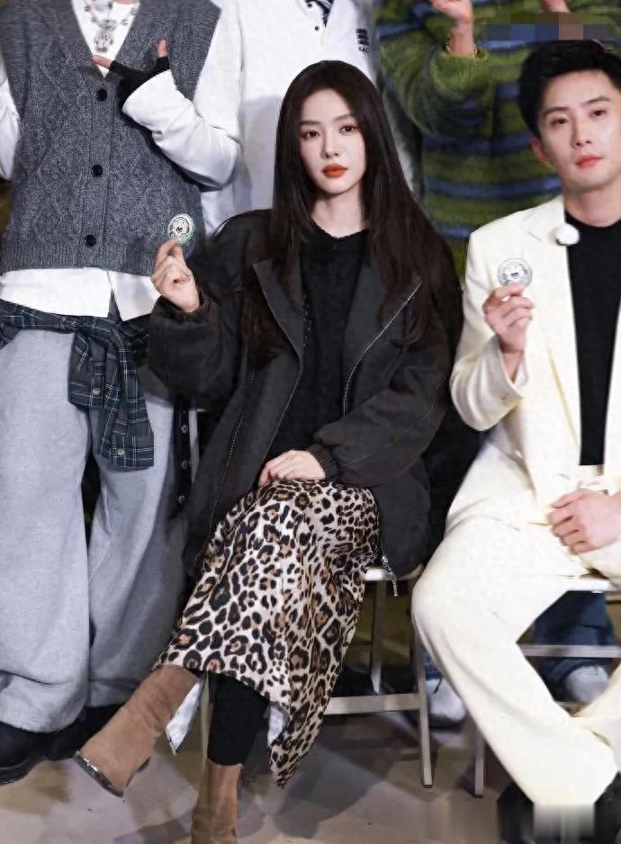 蔡文静会穿是数一数二的!黑色夹克+毛衣+豹纹半身裙,时髦又高级