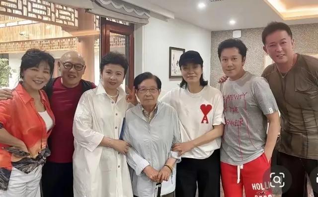 谷家班聚会！90岁谷建芬身子硬朗，62岁毛阿敏素颜脸部浮肿好憔悴