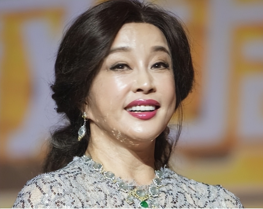 70多岁8个男友、凌晨北京去世、偷税漏税，刘晓庆身上谣言太离谱