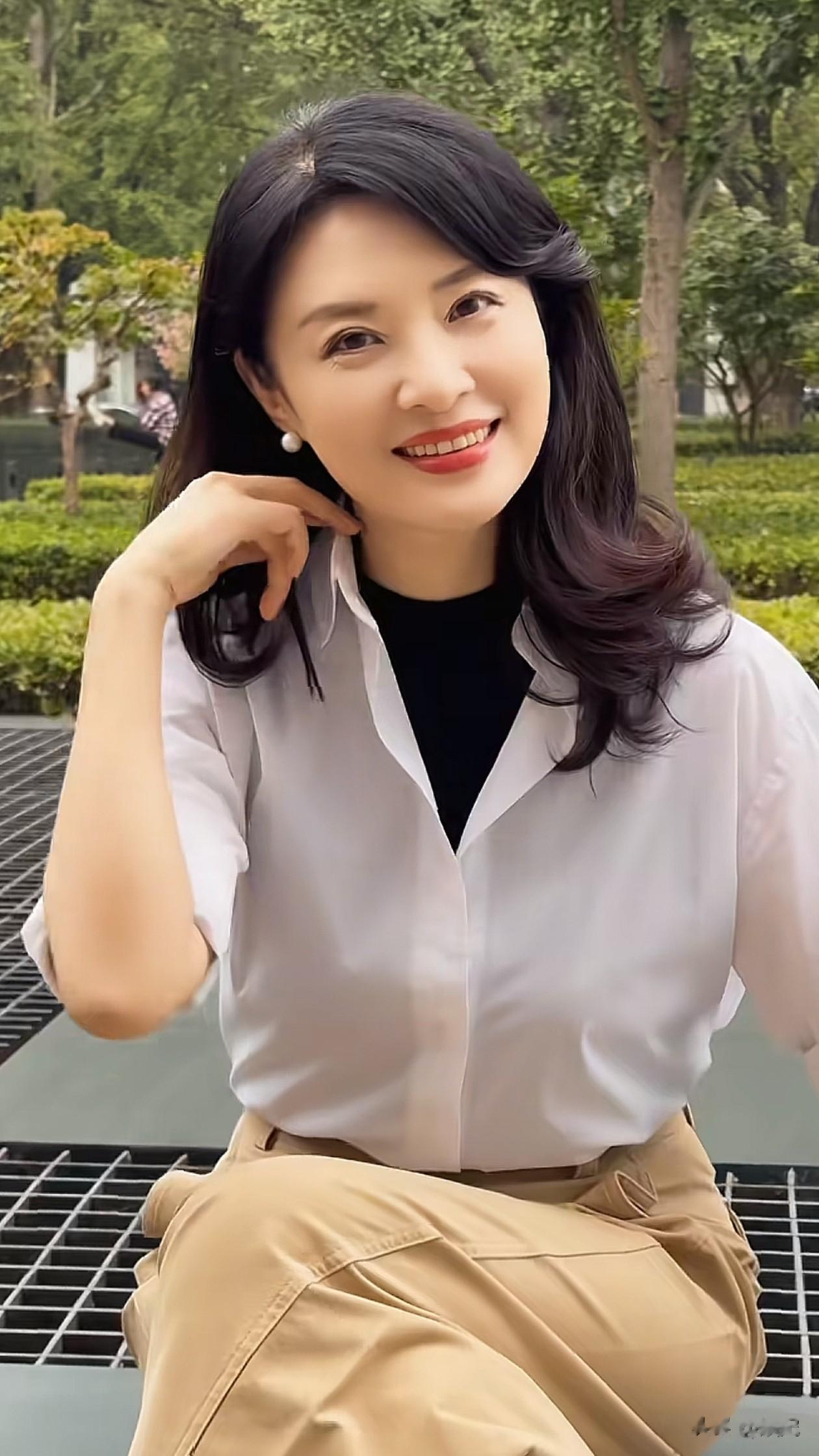 57岁周涛秋日穿搭：白衬衫+阔腿裤，减龄又高级，嫩得像35岁