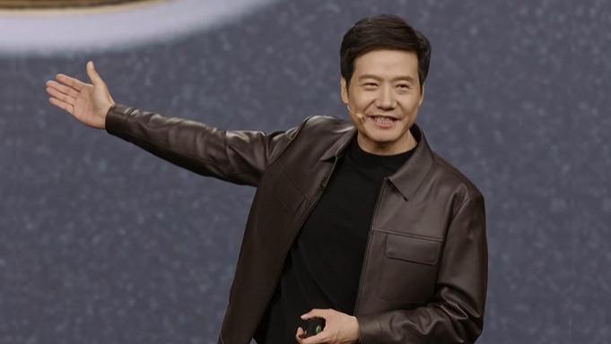雷军登首富第一天：穿皮衣，发新车，卖手机，没提DeepSeek