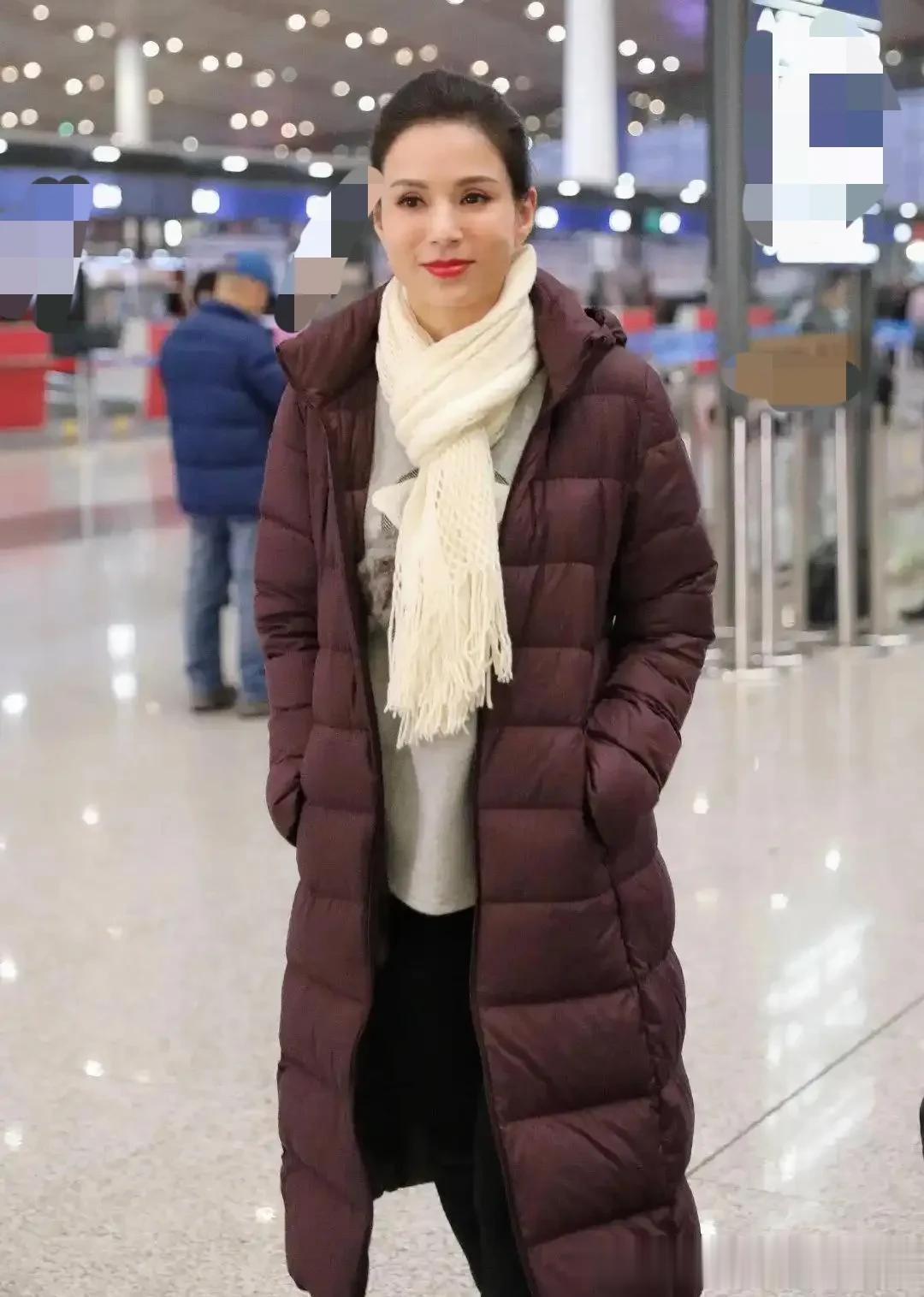 58岁李若彤科技美后大回春！穿羽绒服内搭灰色卫衣 时髦减龄又高级