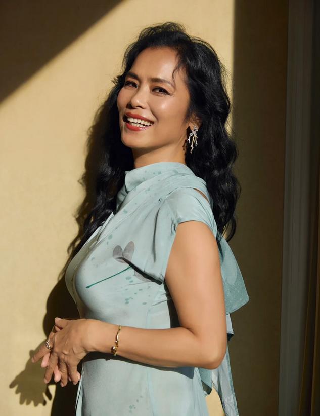 61岁韦唯定居泰国，养水牛种水稻，颜值就像三十岁，晚年生活幸福