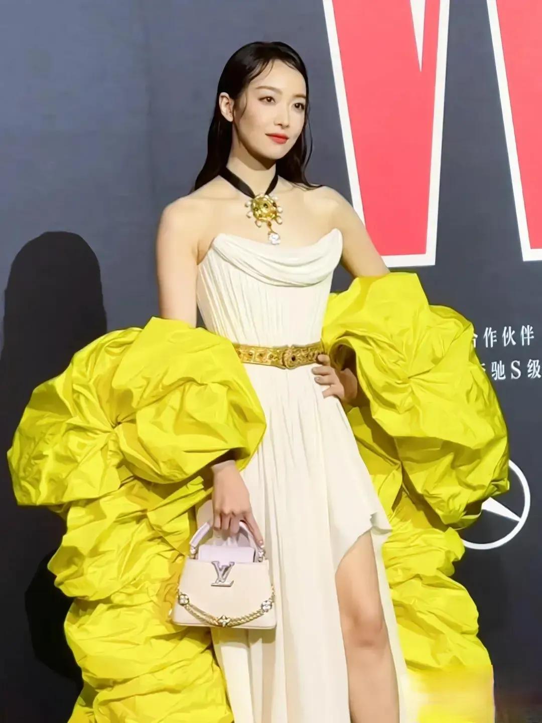 宋茜 W 光影盛典造型,白裙配明黄披肩,美出新高度