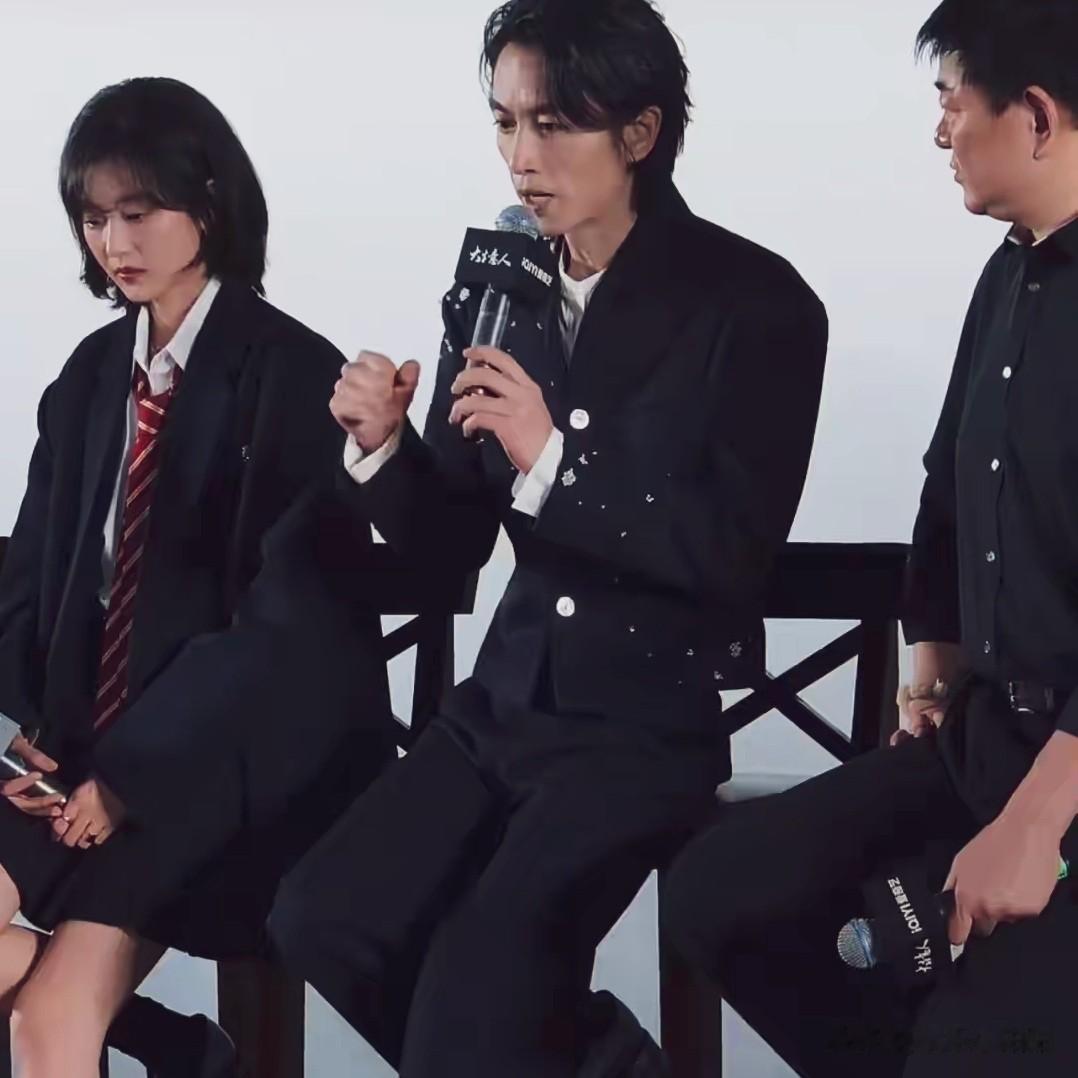 太心疼！陈晓瘦脱相仅剩骨架，虚弱扶膝，被迫营业画面全网心碎！