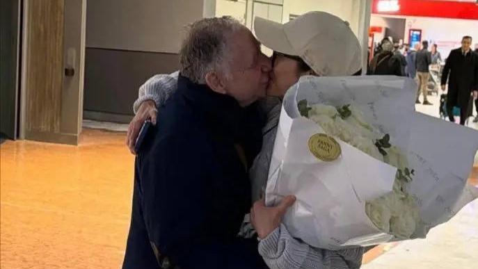 杨紫琼机场拥吻老公！结婚多年浪漫依旧甜度拉满