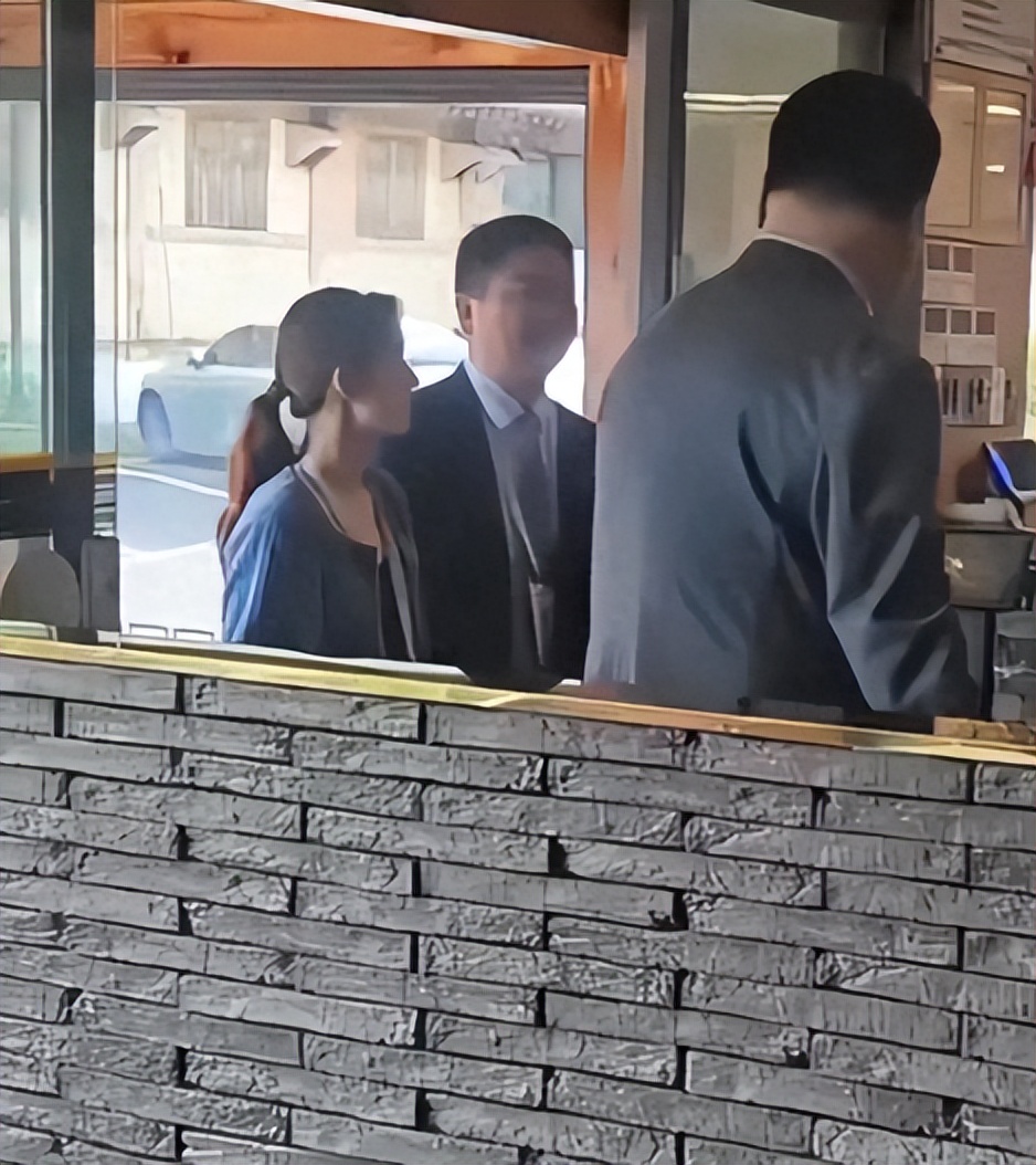 刘强东夫妇参加APEC峰会，女方穿四万外套气场十足，男方全程服侍