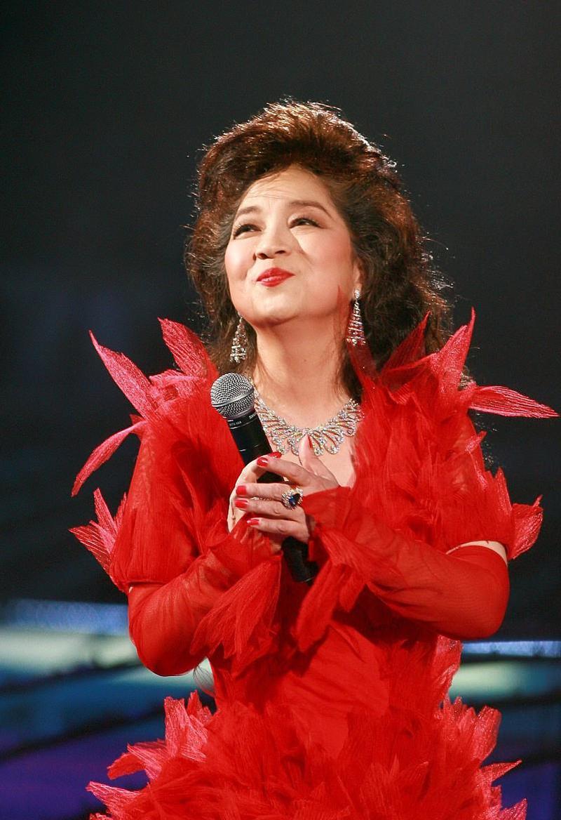 刘德华当众给她下跪，春晚为她让步，央视都宠的她晚年被骂上热搜