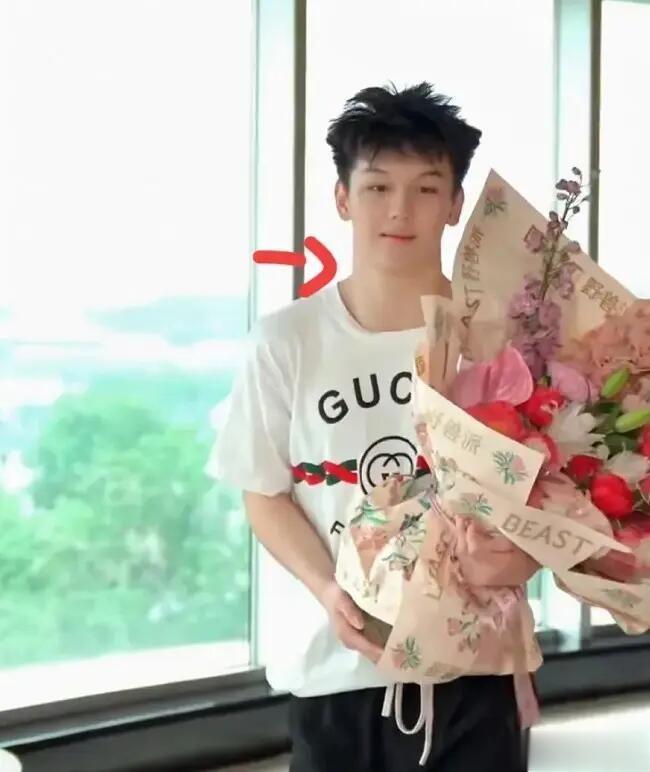 19岁星二代颜值逆袭!摆脱富豪老爸丑基因,家住故宫旁边保送北大