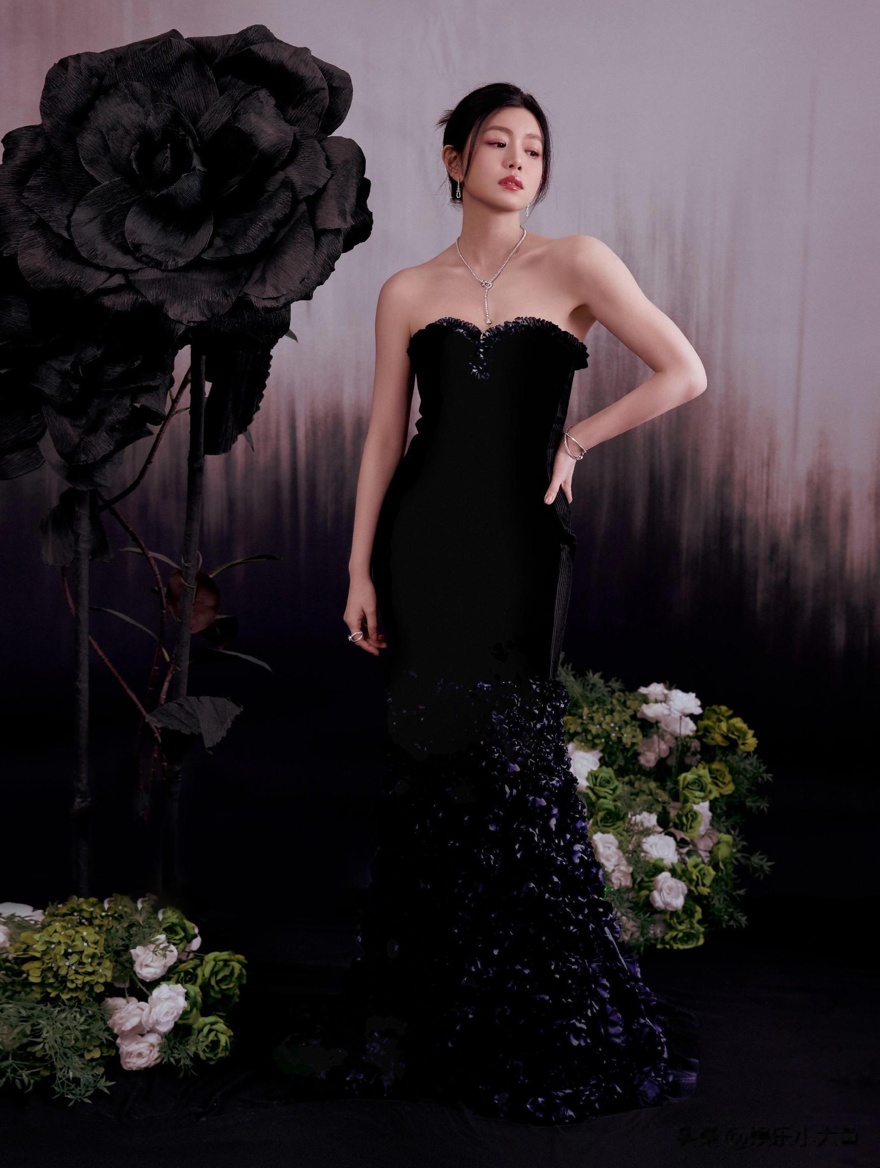 陈妍希出席时尚芭莎珠宝活动，一袭黑色抹胸鱼尾裙，身材圆润好美