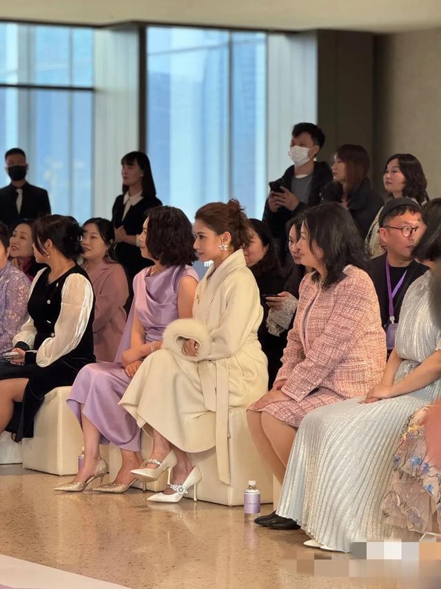 何超莲现身西安万象城!超10位保镖护驾,与素人同排并坐好抢眼