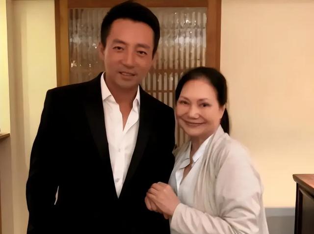 台媒报道汪小菲宴请馆长,口碑逆转,网友喊话黄春梅主动修复关系