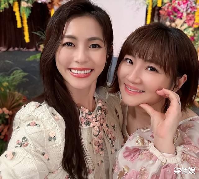 任家萱参加友人婚礼，没带男友儿子，穿短裙露出疤痕腿，再现孕味